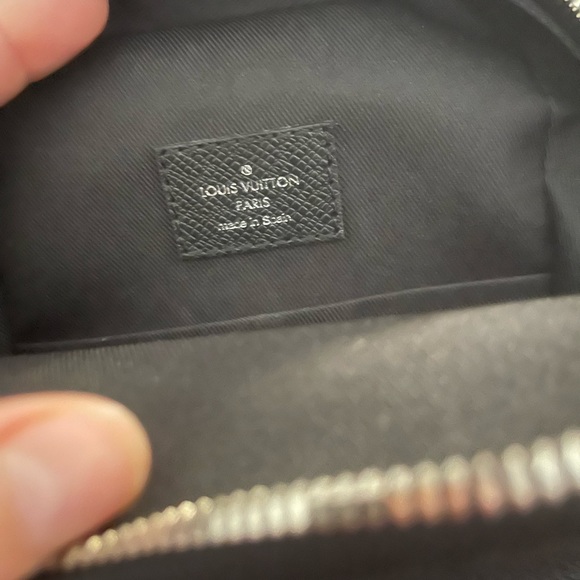 Louis Vuitton Outdoor Slingbag - Picture 9 of 10